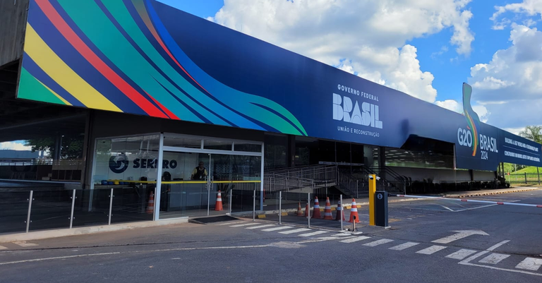 Fachada da Regional Brasília com identidade visual do G20.png