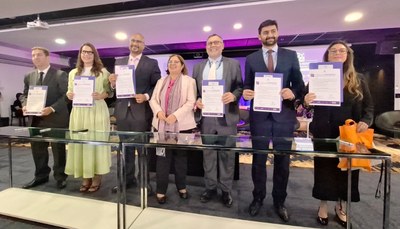 Presidente Alexandre Amorim ao lado da ministra Cida Gonçalves e outras empresas.jpg