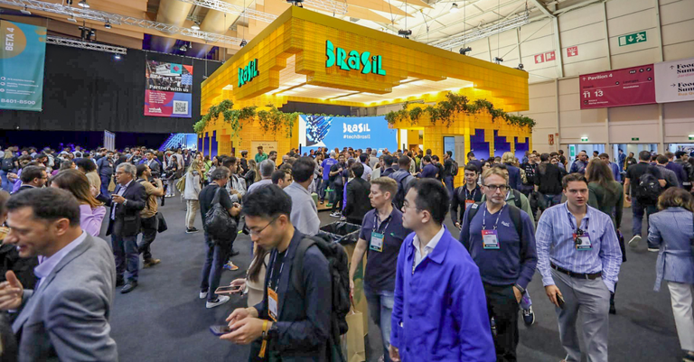 Registro do Pavilhão Brasil na edição 2023 da Web Summit Lisboa