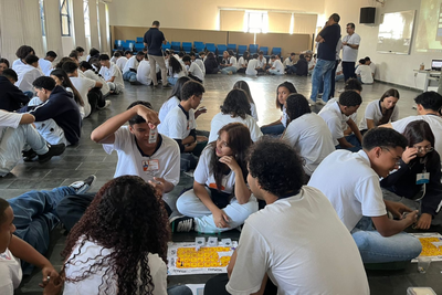 Esrtudantes jogam Ser Digi 02.png