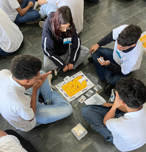 Esrtudantes jogam Ser Digi.png