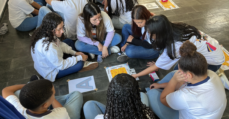 Estudantes jogam Ser Digi em evento Privacidade Importa.png