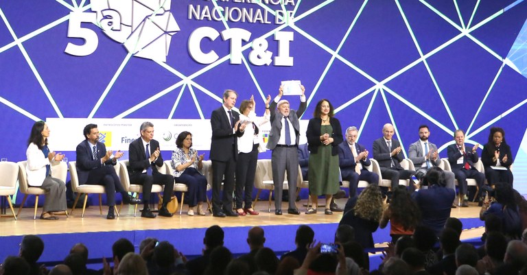 Presidente Lula recebe Plano Nacional de IA na 5 CNCTI.jpg