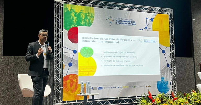 Lary Fernandes, gestor do produto Serpro Visão, durante apresentação no IX FNTU