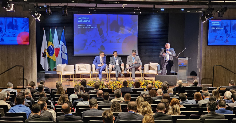 Robson faz sua apresentação no palco do XVII Encontro Nacional de Administradores Tributários (Enat)