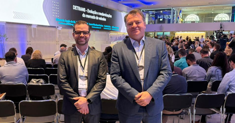 Da esquerda para a direita: Diego Migliavacca, gerente de Negócios das Soluções de Trânsito, e André de Cesero, diretor de Relacionamento com Clientes do Serpro