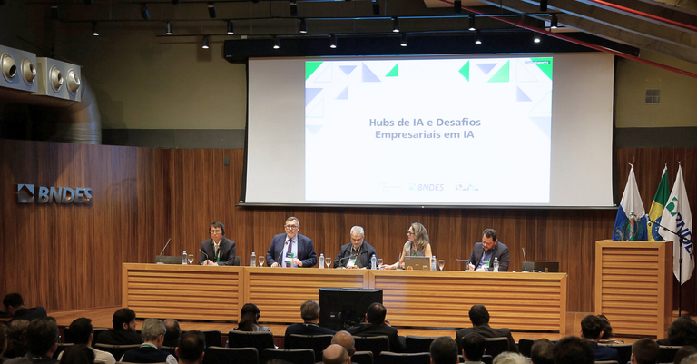 Alexandre Amorim, presidente do Serpro, participou do painel “Infraestrutura de IA e Centros de Dados”, durante o seminário “Hubs de IA e Desafios Empresariais em IA”, promovido pelo BNDES
