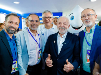 Da esquerda para a direita: Bruno Anacleto (assessor Serpro), André Agatte (diretor Serpro), Alexandre Padilha (ministro da Saúde), o presidente Lula e o presidente do Serpro, Wilton Mota
