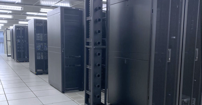 Detalhe de uma sala do Centro de Dados de Brasília com alguns racks dispostos em fila