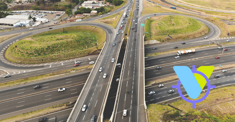 Marca do Serpro Visão aplicada sobre fotografia aérea que mostra a Rodovia Dom Pedro em Campinas (SP)