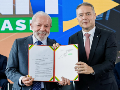Presidente Lula e ministro Renan Filho com a Medida Provisória assinada