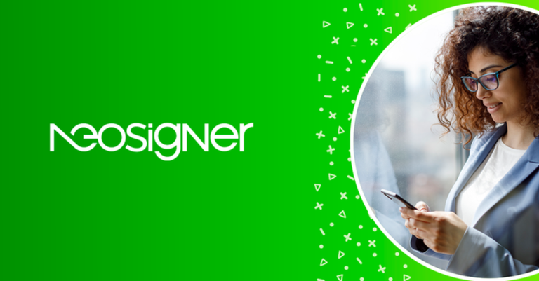 Mulher acessando telefone celular. À esquerda, marca do NeoSigner aplicada sobre fundo verde