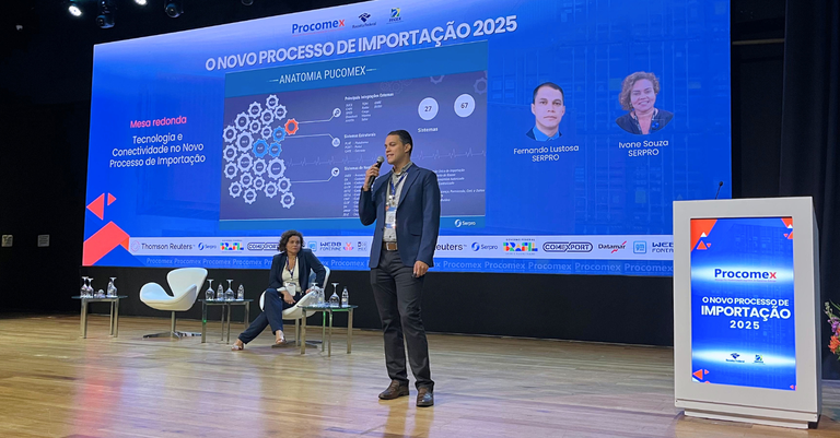Fernando Lustosa e Ivone dos Santos, especialistas em soluções de Comércio Exterior do Serpro, no palco do evento "O Novo Processo de Importação"