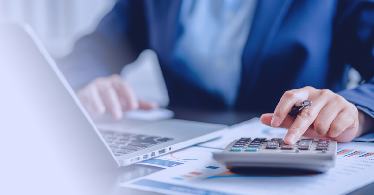 Homem trabalhando em um computador sobre uma mesa de escritório