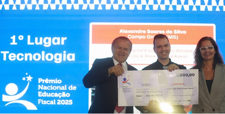 Diretora Ariadne Fonseca entregou troféu ao 1º lugar na categoria Tecnologia