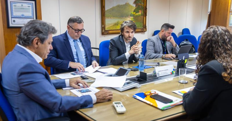 Participaram da reunião, o ministro da Fazenda, Fernando Haddad; a ministra da Gestão e da Inovação em Serviços Públicos, Esther Dweck; o presidente do Serpro, Alexandre Amorim; o assessor especial do Ministério da Fazenda, Igor Marchesini Ferreira; o secretário de Governo Digital do MGI, Rogério Souza Mascarenhas; a assessora especial do MGI, Miriam Barbuda Fernandes Chaves; a diretora de Programa do MGI, Mariana Brito; e o líder do Projeto de Nuvem do Serpro, Eduardo Cardim