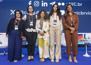 Débora Sirotheau (à direita) junto às demais integrantes do Painel 1 - “Proteção de dados nas diferentes esferas da Administração Pública”