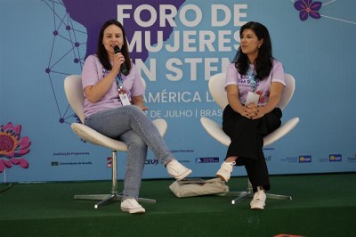Duas mulheres palestrando no Foro de Mujeres En Stem