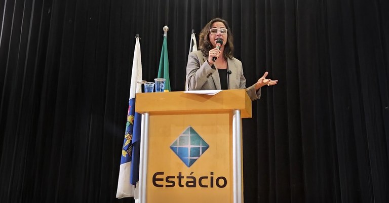 Ariadne Fonseca, diretora de Negócios Econômico Fazendários do Serpro no palco principal do 14° Seminário de Gestão Pública Fazendária (SGESP), realizado em Ribeirão Preto (SP)