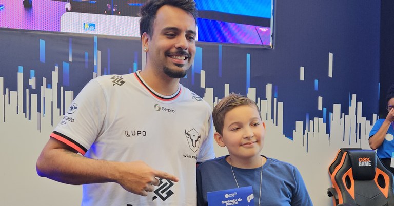Iago Falcão recebe prêmio do X1 no Fifa no Campeonato Serpro.jpg