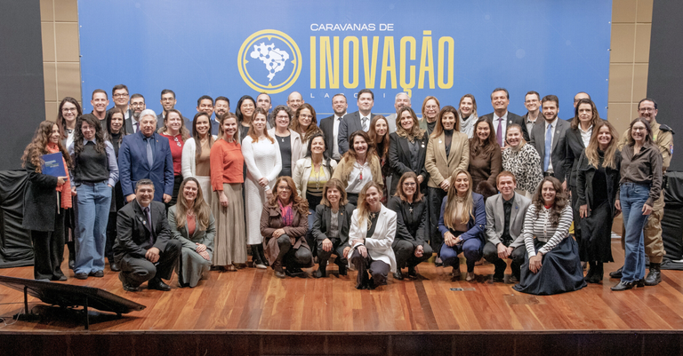 Registro com os procuradores públicos das três esferas de governo, técnicos e especialistas que participaram da etapa presencial das Caravanas de Inovação da AGU em Curitiba