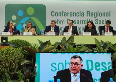 Alexandre Amorim em painel sobre inclusão digital e desigualdades.jpg