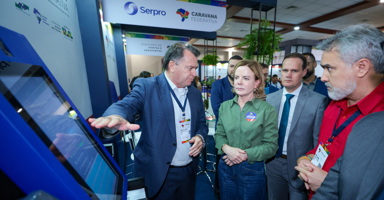 Gleisi Hoffmann, ministra da Secretaria de Relações Institucionais, visitou o estande da empresa e conheceu o Serpro Figital