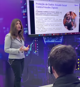 A gerente de departamento, Debora Sirotheau, fez palestra no estande do Serpro sobre "Fraudes Digitais e Proteção de Dados: A Responsabilidade Civil das Empresas"