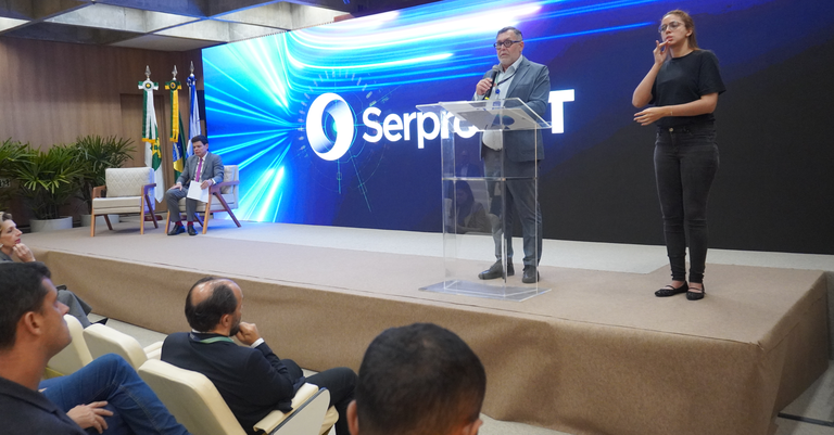 O presidente do Serpro, Alexandre Amorim, discursando durante a cerimônia