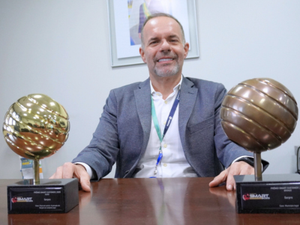 André Agatte, diretor de Negócios, Governos e Mercados do Serpro, com os prêmios recebidos pela estatal