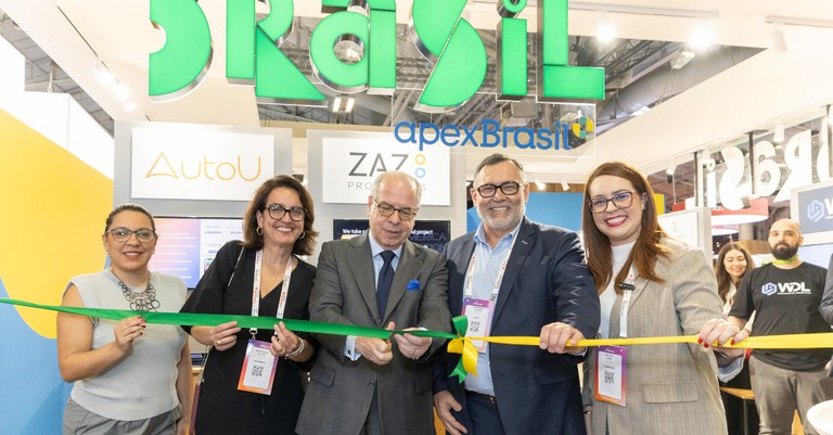 Presidente Alexandre Amorim e autoridades brasileiras cortam fita de inauguração do pavilhão do país no VivaTech 2025.jpg