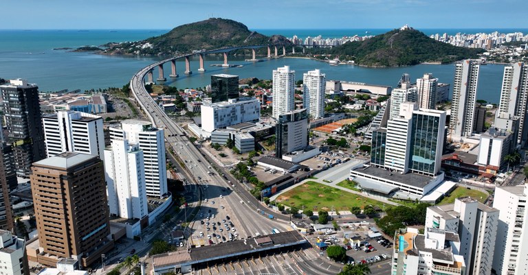 Vista aérea da Terceira Ponte na cidade de Vitória, Espírito Santo Vista aérea da Terceira Ponte na cidade de Vitória, Espírito Santo
