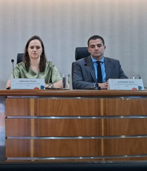 Carolina Stuchi, secretária da SPU, e Alexandre Ávila, superintendente do Serpro, durante a apresentação do SPUnet