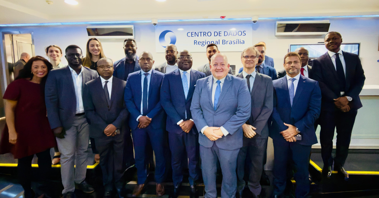 Comitiva de Camarões com times do Serpro e da Receita Federal.png