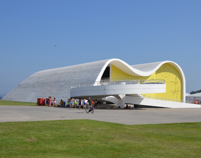O Caminho Niemeyer é um importante complexo arquitetônico e centro cultural em Niterói (RJ)