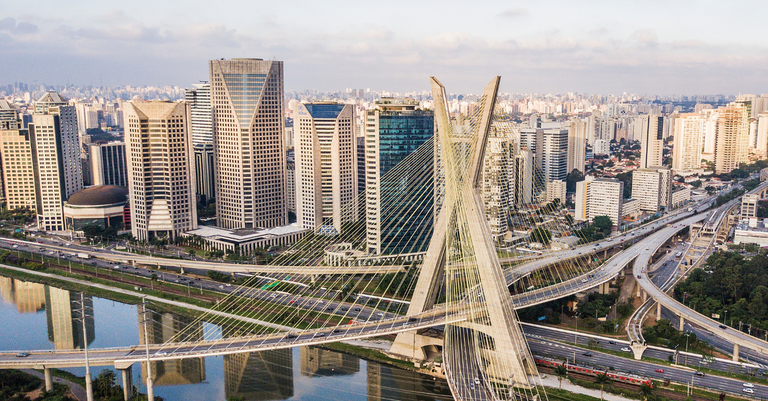 Vista da Ponte Estaiada na cidade de São Paulo