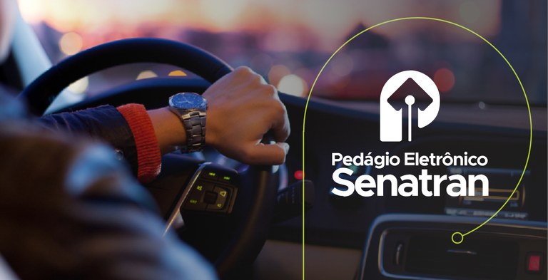 Imagem do interior de um veículo com destaque para as mãos do motorista no volante. À direita vê-se a marca do Pedágio Eletrônico Senatran Imagem do interior de um veículo com destaque para as mãos do motorista no volante. À direita vê-se a marca do Pedágio Eletrônico Senatran