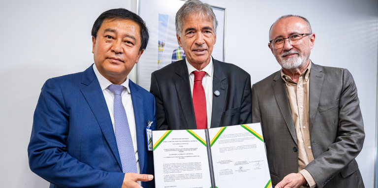 Representantes Brasil e China assinam acordo.png