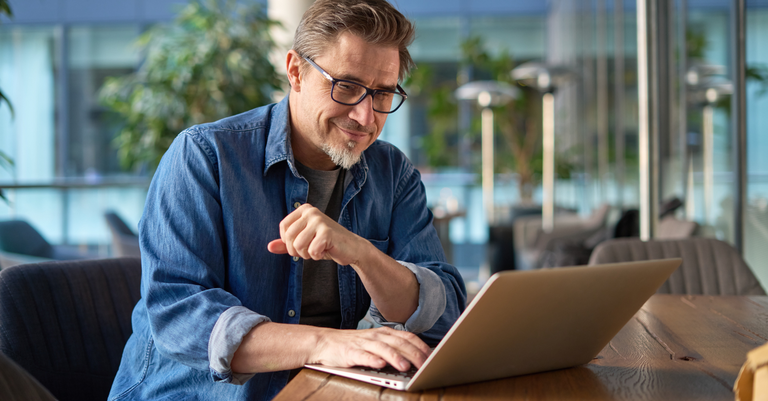 Homem utiliza computador com tranquilidade