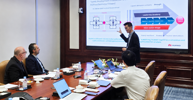Alexandre Maimoni, diretor do Serpro, e Flávio Albuquerque, superintendente de Educação da estatal, realizaram visita técnica à Huawei University e às unidades da empresa em Shenzhen e Dongguan, na China Alexandre Maimoni, diretor do Serpro, e Flávio Albuquerque, superintendente de Educação da estatal, realizaram visita técnica à Huawei University e às unidades da empresa em Shenzhen e Dongguan, na China