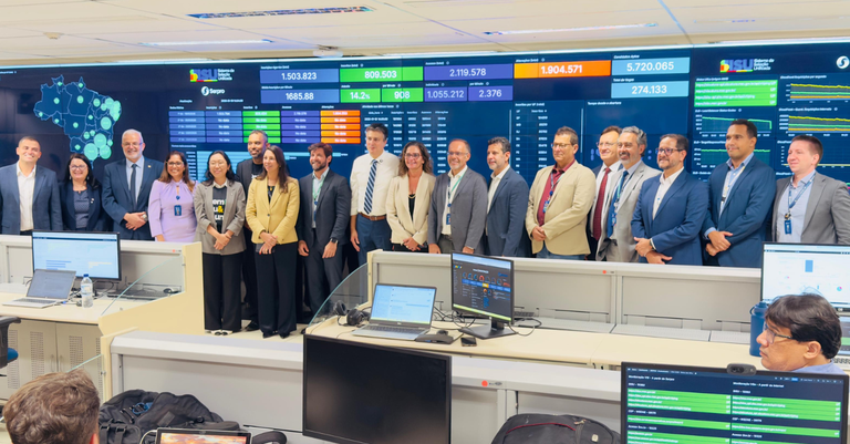 Ministro Camilo e equipe Serpro no Centro de Operações da estatal, em Brasília