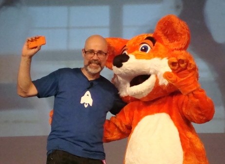 Mark posa ao lado do mascote símbolo do navegador livre Firefox Mark posa ao lado do mascote símbolo do navegador livre Firefox