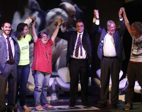 Sociedade civil e governo vibraram com a conquista (Foto: Sérgio Silva) Sociedade civil e governo vibraram com a conquista (Foto: Sérgio Silva)