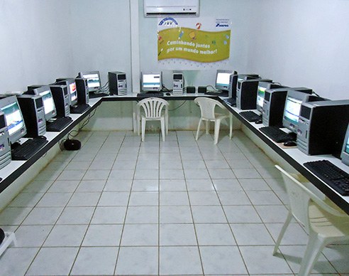 Mais de 400 famílias poderão usufruir do telecentro Mais de 400 famílias poderão usufruir do telecentro