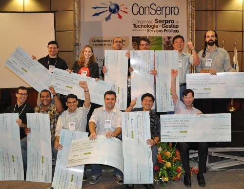 Os três primeiros colocados em cada tema foram homenageados na tarde de hoje Os três primeiros colocados em cada tema foram homenageados na tarde de hoje