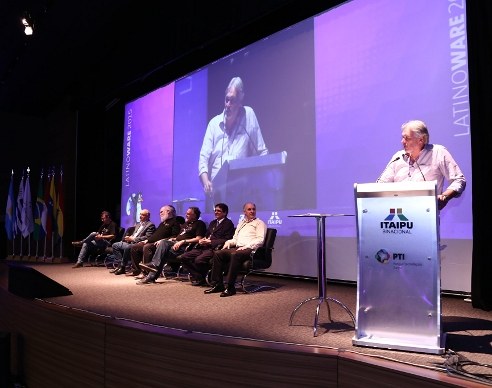 Mazoni fala na abertura da Latinoware