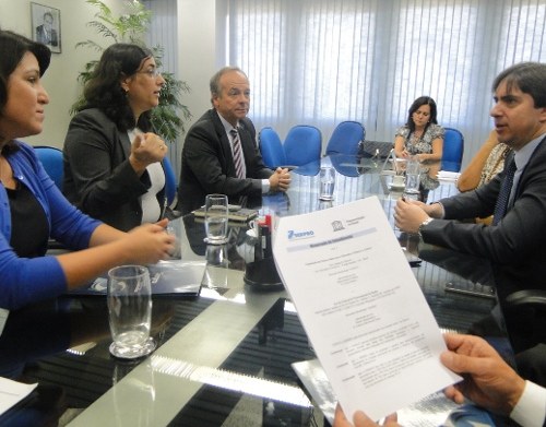 Documento oficializou a parceria entre as instituições Documento oficializou a parceria entre as instituições