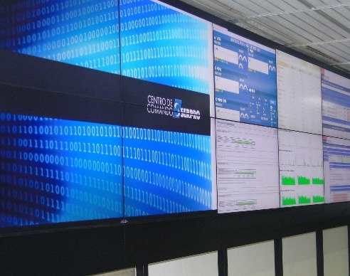Monitores exibem informações de diferentes fontes simultaneamente Monitores exibem informações de diferentes fontes simultaneamente